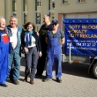 _12. Załoga Roberta Helaka (2. Z lewej) – pilota instruktora balonowego z Klubu Sportów Balonowych we Wrocławiu wraz z Autorką przed Lotniczymi Zakładami Naukowymi fot. Ewa Daszewska